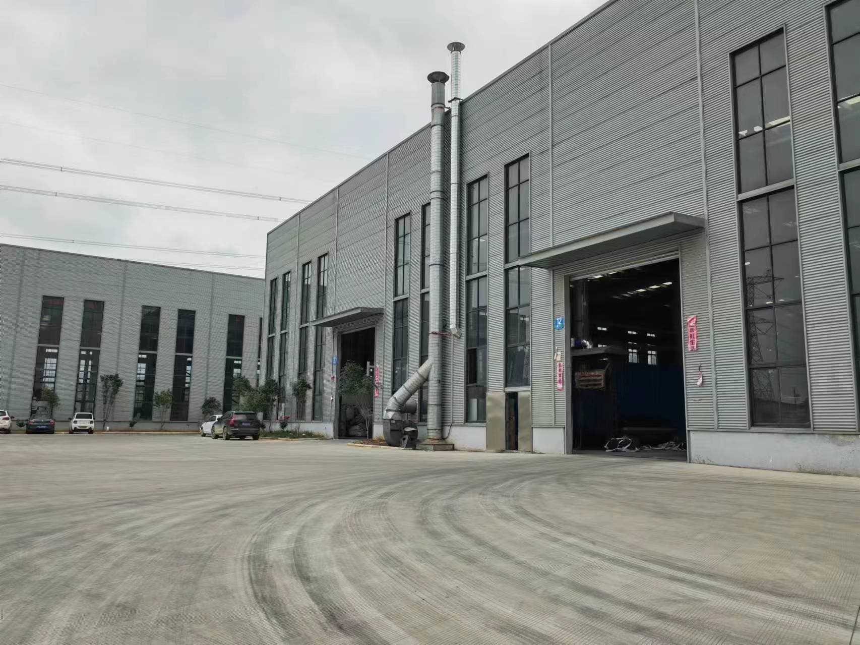 Fertigungshalle — Maschinen für die Messerproduktion